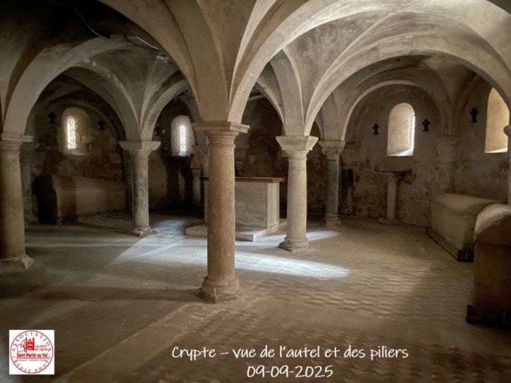 CRYPTE - VUE DE L'AUTEL ET DES PILIERS