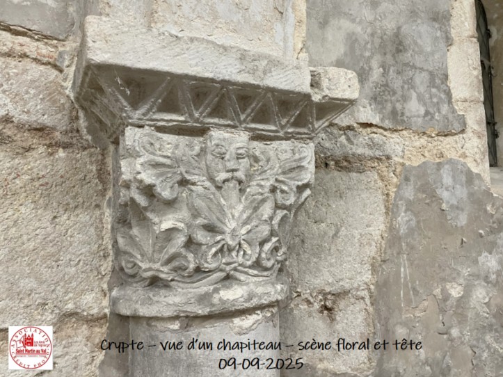 CRYPTE - VUE D'UN CHAPITEAU - SCENE FLORAL ET TETE