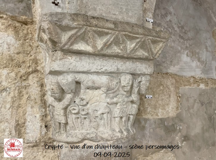 CRYPTE - VUE D'UN CHAPITEAU - SCENE PERSONNAGES