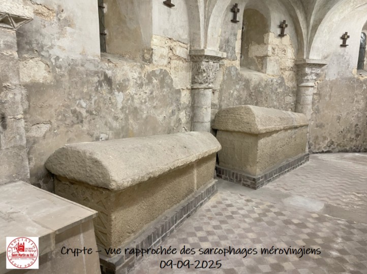 CRYPTE - VUE RAPPROCHEE DES SARCOPHAGES MEROVINGIENS